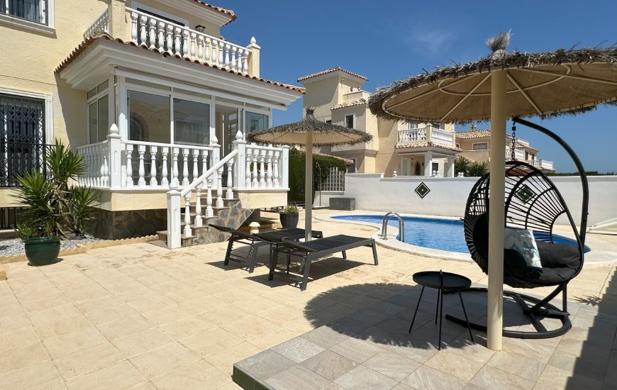 Sale - Villa - El Raso