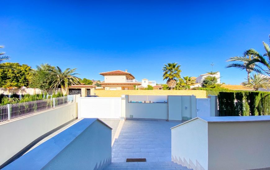 Sale - Villa - La Zenia