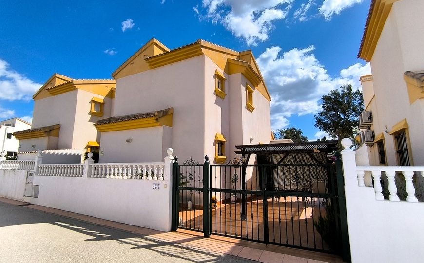 Sale - Villa - El Raso