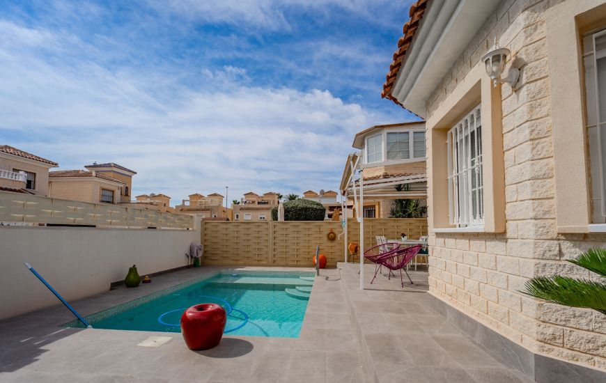 Sale - Villa - El Raso