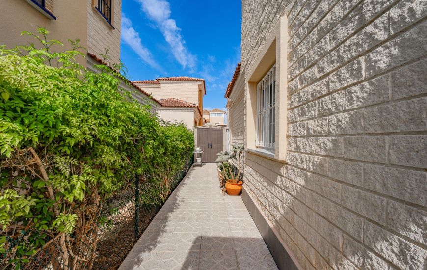 Sale - Villa - El Raso