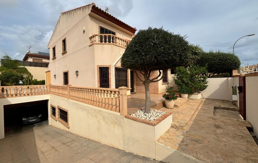 Sale - Villa - Torrevieja Centro